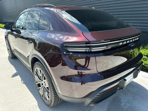 2025 Porsche Macan Base