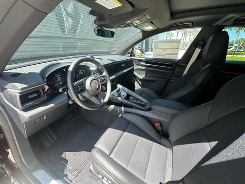 2025 Porsche Macan Base