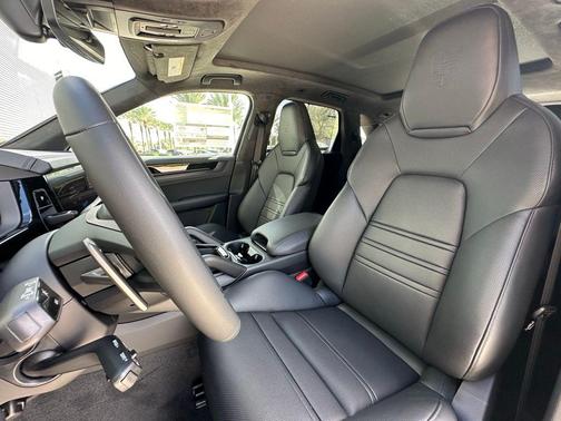 2025 Porsche Cayenne GTS