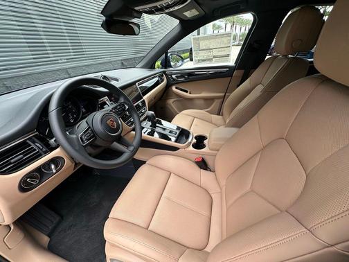 Gentian Blue Metallic 2026 Porsche Macan Base