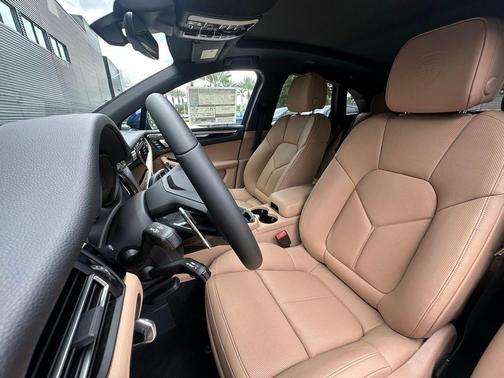 Gentian Blue Metallic 2026 Porsche Macan Base