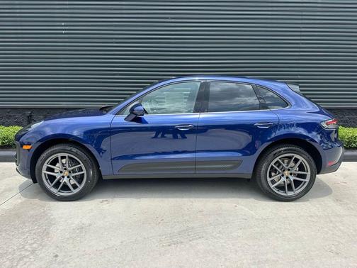 Gentian Blue Metallic 2026 Porsche Macan Base
