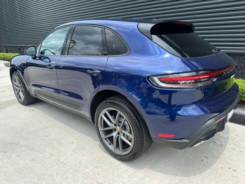 Gentian Blue Metallic 2026 Porsche Macan Base