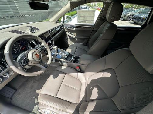 Carrara White Metallic 2026 Porsche Macan Base