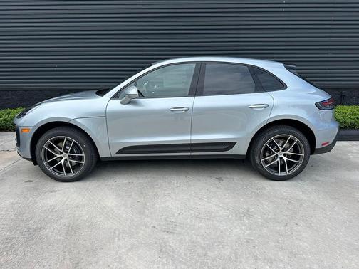Dolomite Silver Metallic 2026 Porsche Macan Base