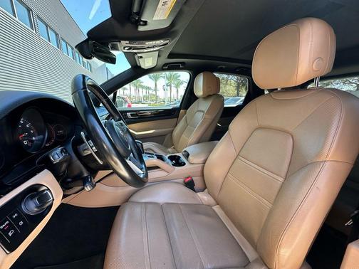 2023 Porsche Cayenne Base (Tiptronic)