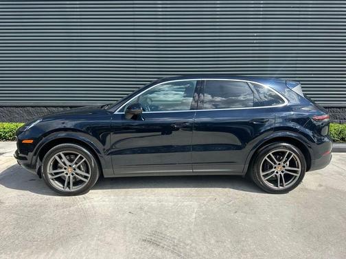 Moonlight Blue Metallic 2023 Porsche Cayenne