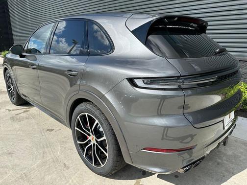 2025 Porsche Cayenne GTS