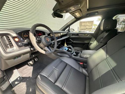 2025 Porsche Cayenne GTS