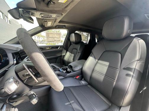2025 Porsche Cayenne GTS
