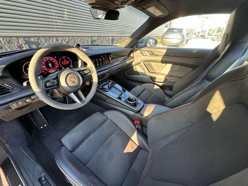 2025 Porsche 911 Carrera 4 GTS