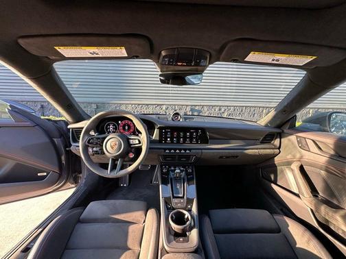 2025 Porsche 911 Carrera 4 GTS