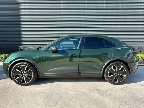 2025 Porsche Macan Base