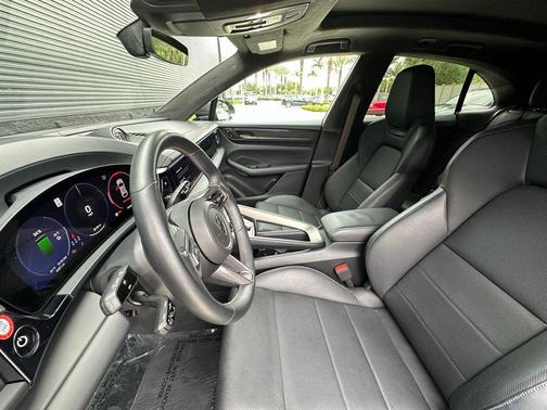 Copper 2024 Porsche Macan Turbo
