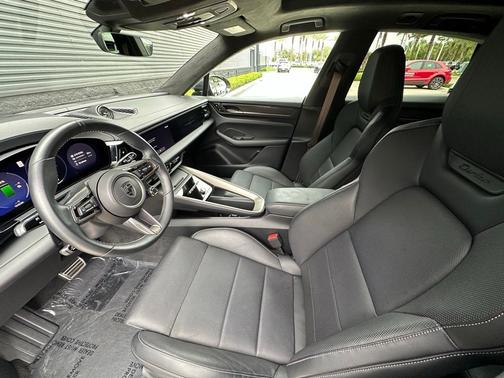 Copper 2024 Porsche Macan Turbo