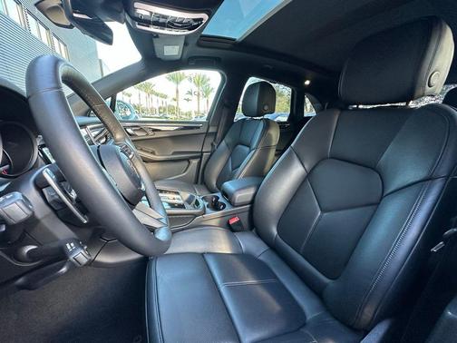 2025 Porsche Macan T