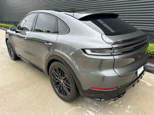 2025 Porsche Cayenne GTS