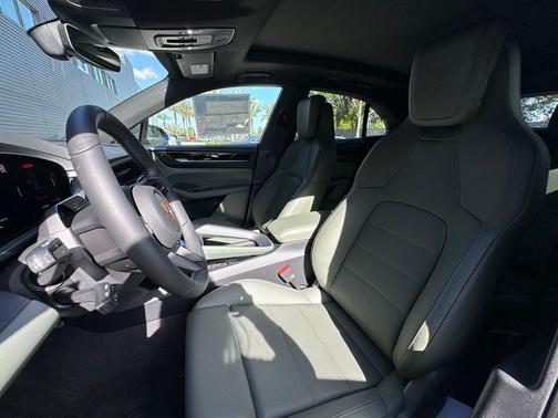 Gentian Blue Metallic 2026 Porsche Macan 4