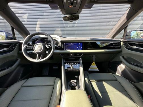 Gentian Blue Metallic 2026 Porsche Macan 4