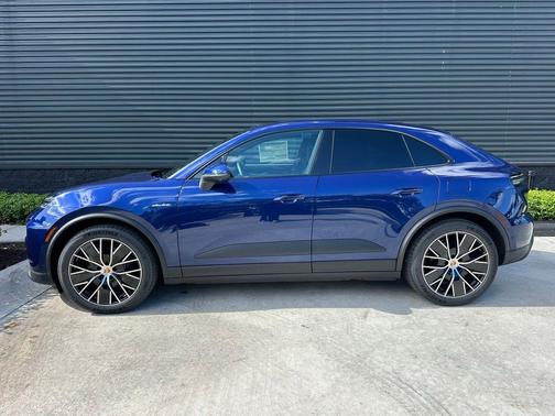 Gentian Blue Metallic 2026 Porsche Macan 4