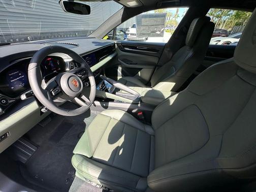 Gentian Blue Metallic 2026 Porsche Macan 4