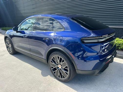 Gentian Blue Metallic 2026 Porsche Macan 4