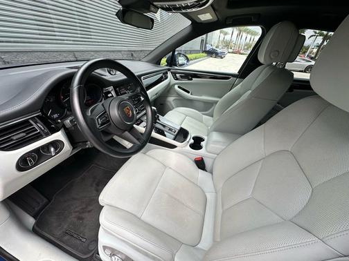 2022 Porsche Macan Base