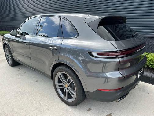 Gray Metallic 2024 Porsche Cayenne Base