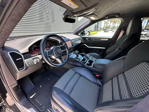 2023 Porsche Cayenne E-Hybrid Coupe