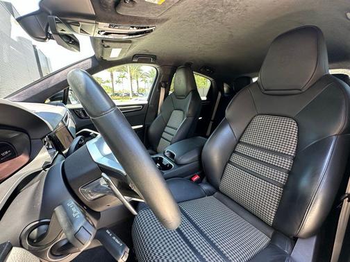2023 Porsche Cayenne E-Hybrid Coupe