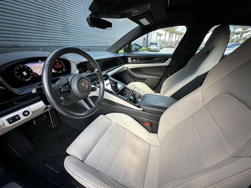 2025 Porsche Panamera 4