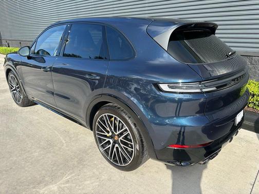 2025 Porsche Cayenne GTS