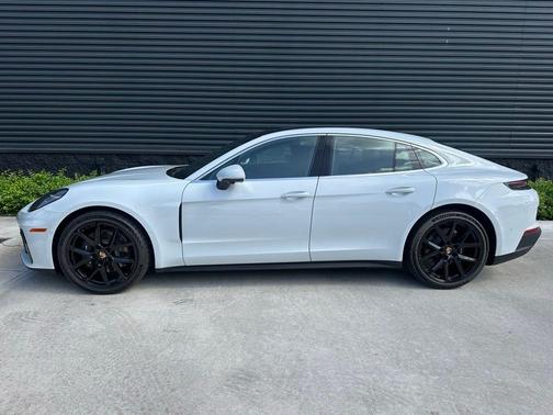 2025 Porsche Panamera 4