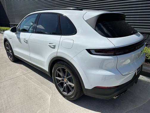 Carrara White 2026 Porsche Cayenne