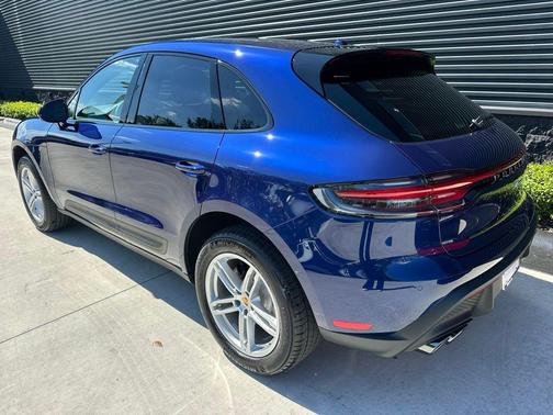 Gentian Blue Metallic 2026 Porsche Macan Base