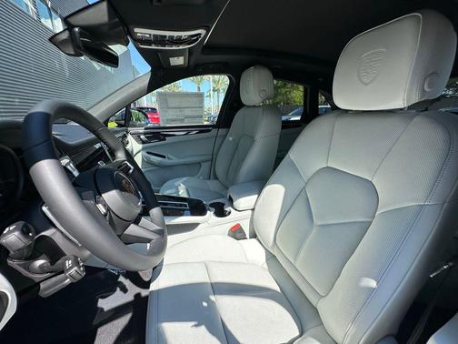 Gentian Blue Metallic 2026 Porsche Macan Base