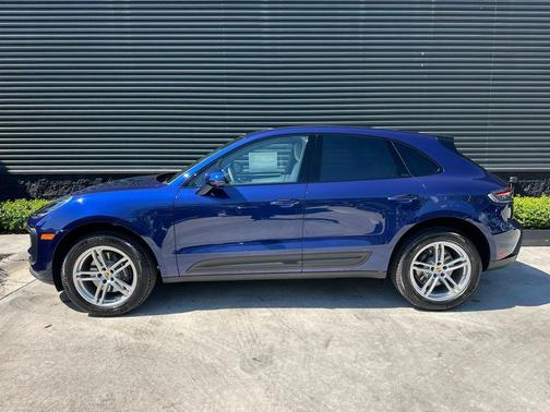 Gentian Blue Metallic 2026 Porsche Macan Base