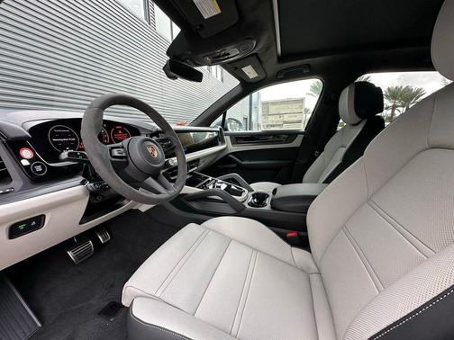 2025 Porsche Cayenne GTS