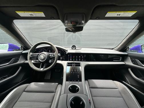 Sky 2025 Porsche Taycan Turbo