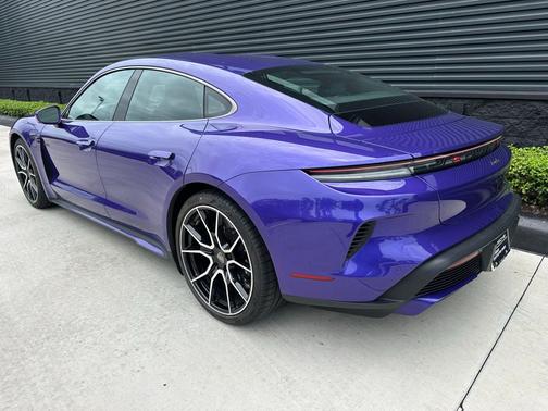 Sky 2025 Porsche Taycan Turbo