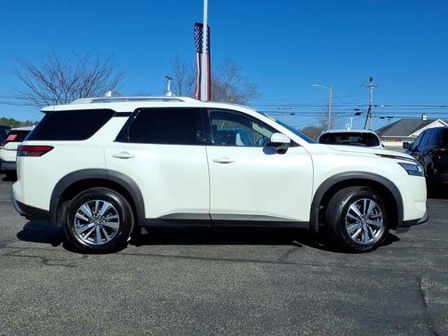 2024 Nissan Pathfinder SL