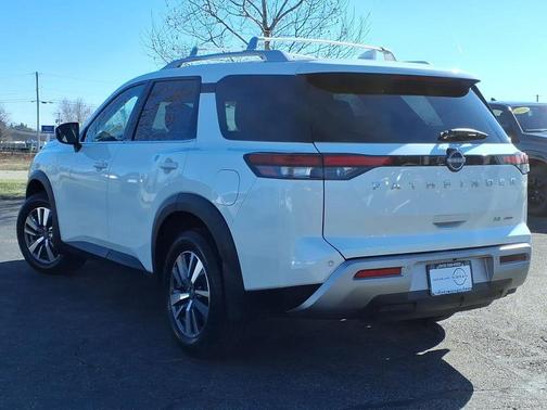 2024 Nissan Pathfinder SL