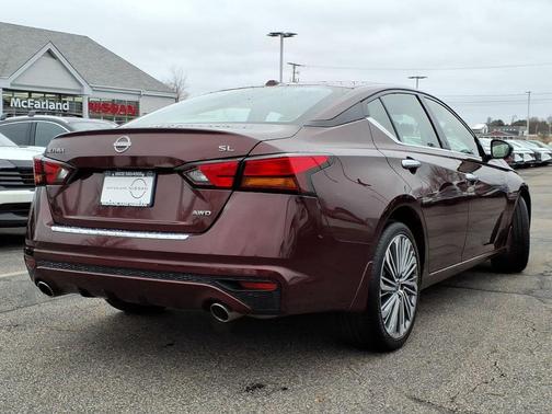 Garnet Pearl 2023 Nissan Altima 2.5 SL