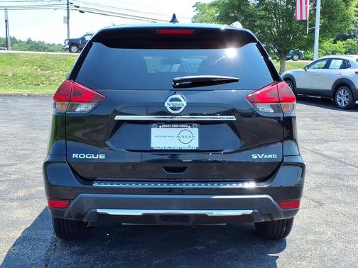 Magnetic Black 2018 Nissan Rogue SV