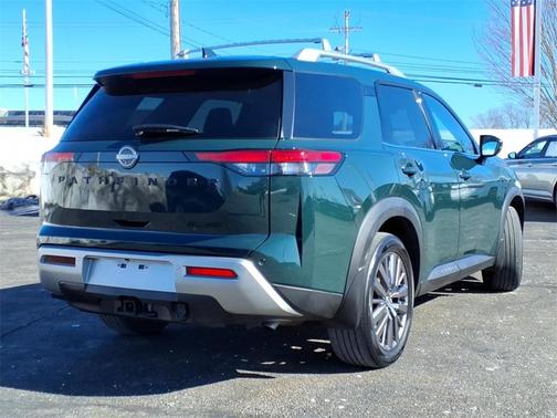 2023 Nissan Pathfinder SL