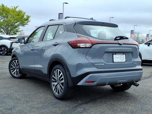 Boulder Gray Pearl 2022 Nissan Kicks SV