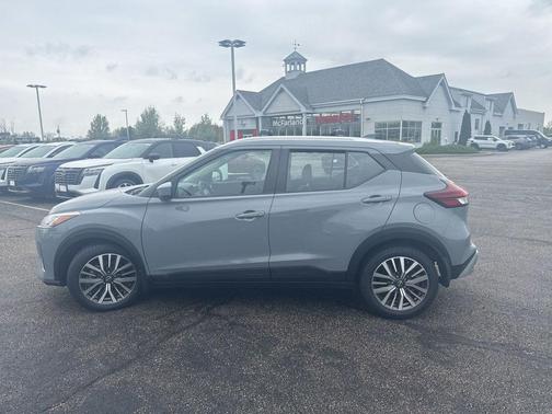 Boulder Gray Pearl 2022 Nissan Kicks SV