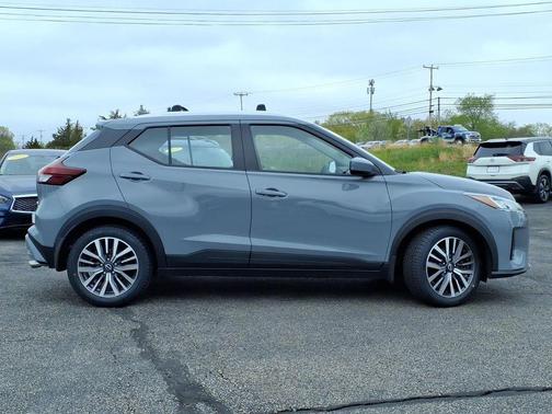 Boulder Gray Pearl 2022 Nissan Kicks SV