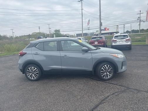Boulder Gray Pearl 2022 Nissan Kicks SV