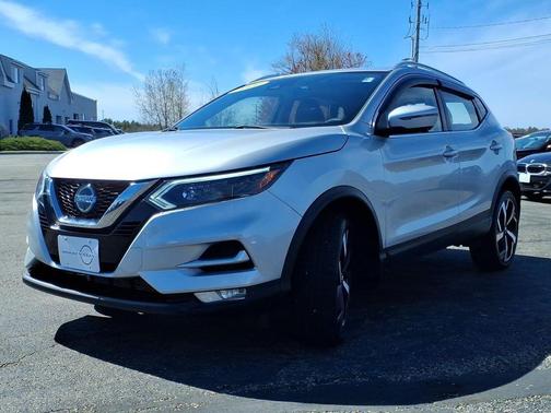 Brilliant Silver Metallic 2022 Nissan Rogue Sport SL